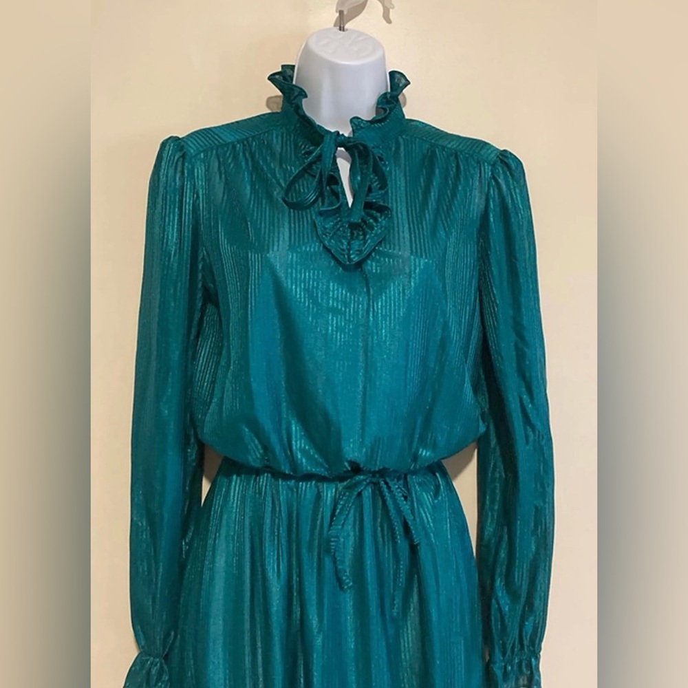 1970s Vintage JC Penny Fashions S Ruffle
Keyhole Neck Knee Length Dress - Picture 2 of 12